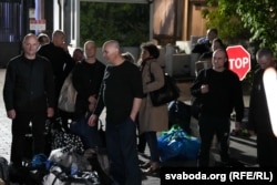 Вызваленыя палітвязьні прыбываюць на тэрыторыю амбасады ЗША ў Вільні. Верасень 2025 году