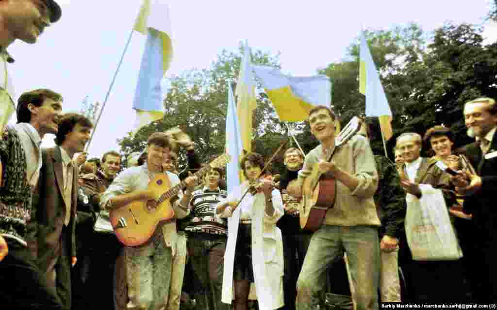 На одному із пісенних майданчиків неподалік від стадіону, де проходив перший фестиваль &laquo;Червона рута&raquo;.&nbsp;&laquo;Фестиваль запалив іскру незалежності&raquo; &ndash; це слова поета і видавця Івана Малковича