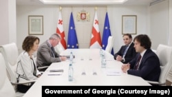 ირაკლი კობახიძე აშშ-ის ელჩს ბოლოს 2014 წლის 17 სექტემბერს შეხვდა. მას შემდეგ მაღალი რანგის შეხვედრა არ შემდგარა. ელჩმა ივლისიდან პოსტი დატოვა.