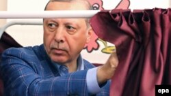R.T.Erdoğan səs verir. 16 aprel 2017