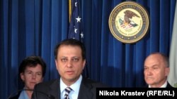 Прокурор Южного округа Нью-Йорка Прит Бхарара сообщает оглашает обвинения выдвинутые против 44 членов армянской преступной группировки США. Нью-Йорк, 13 октября 2010 г.