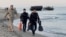 Құтқарушылар мен әскери қызметкерлер жаттығу кезінде сарбаздар суға батып кеткен Каспий жағасында жүр. Маңғыстау облысы, 24 қыркүйек, 2026 жыл