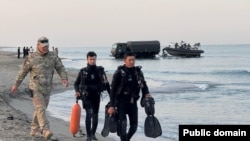 Спасатели и военные на берегу Каспия, где во время учений утонули военнослужащие. Мангистауская область, 24 сентября 2026