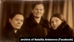 Розкуркулені: Наталя Фурса (праворуч) разом і своєю мамою Параскою Фурсою (в центрі, дівоче прізвище Зінченко), із сестрою – Олександрою (ліворуч). Усі були депортовані до Сибіру і втекли із заслання. Переховувалися