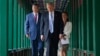 АҚШ президенті Дональд Трамп (алда келе жатыр) пен Қытай басшысы Си Цзиньпин (сол жақта). Пекин, 15 мамыр, 2026 жыл.