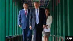 АҚШ президенті Дональд Трамп (алда келе жатыр) пен Қытай басшысы Си Цзиньпин (сол жақта). Пекин, 15 мамыр, 2026 жыл.