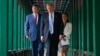 АҚШ Президенти Дональд Трамп (ўртада) ва Хитой Раиси Си Цзиньпин (чапда) Пекиндаги Чжуннанхай боғида сайр қилмоқда, 2026 йил, 15 май. (Фото: Эван Вуччи / POOL / AFP)