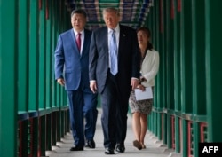Președintele SUA, Donald Trump, se plimbă alături de președintele Chinei, Xi Jinping, în Grădina Zhongnanhai din Beijing, 15 mai 2026.