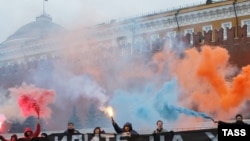 Orsýetli aktiwistler HAG-laryň gaýtadan registrasiýa edilmelidikleri baradaky täze talaplara protest bildirýärler. Moskwa, 19-njy mart, 2013.