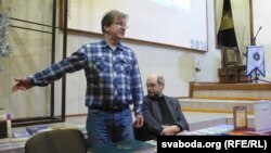 Зьміцер Колас (зьлева) і Лявон Баршчэўскі падчас прэзэнтацыі сваіх кніг у Магілёве, 17 сакавіка 2016 году