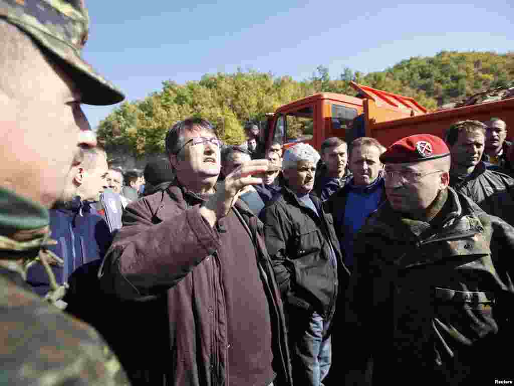 Lokalni Srbi pregovaraju sa predstavnicima KFOR-a