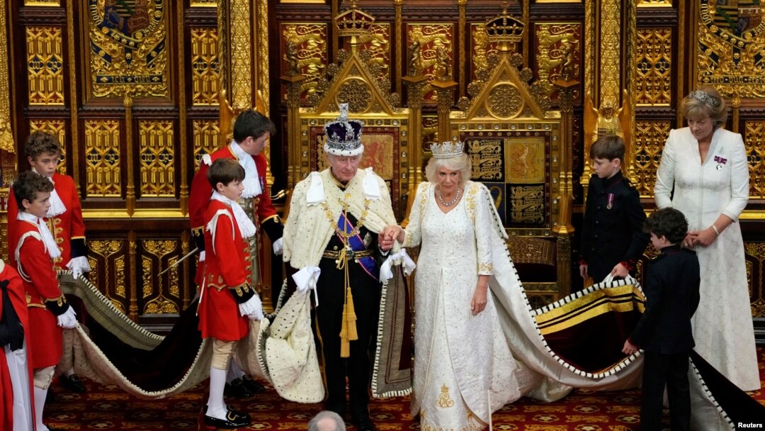 Regele Charles al III-lea al Marii Britanii și regina Camilla participă la deschiderea de stat a Parlamentului, la Palatul Westminster, la Londra.