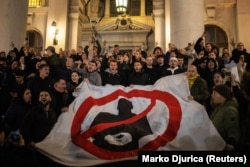 Mbështetës të Listës Studentore duke festuar para Parlamentit të Serbisë, në Beograd, pasi ish-presidenti Aleksandar Vuçiq pranoi humbjen në zgjedhjet parlamentare, më 26 tetor 2026.