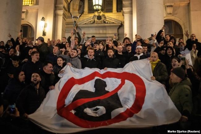 Mbështetës të Listës Studentore duke festuar para Parlamentit të Serbisë, në Beograd, pasi ish-presidenti Aleksandar Vuçiq pranoi humbjen në zgjedhjet parlamentare, më 26 tetor 2026.