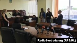 Суддя-доповідач Ігор Паленик повідомив, що без матеріалів справи не буде заслуховувати клопотання сторін