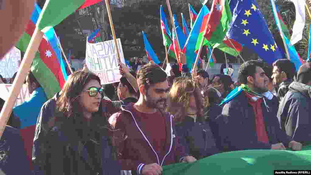 Gənclər mitinqdə Avropa Birliyinin də bayrağını qaldırıblar,8Aprel,2017