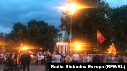 Протест против промена на името пред Собрание