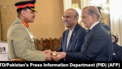 د پاکستان وزیراعظم او ولسمشر د ۲۰۲۵ز کال د مې پر ۲۲مه په ګډه عاصم منیر ته د فیلډ مارشل د لاس لرګی یا بیټن ورکړ. 