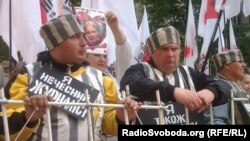 Ուկրաինա - Յուլիա Տիմոշենկոյի աջակիցների պիկետը դատարանի շենքի մոտ, Կիև, մայիս, 2012թ․