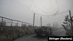 Спалений пікап під розірваною антидроновою сіткою поблизу Гуляйполя, Запорізька область, Україна, 14 листопада 2025 року