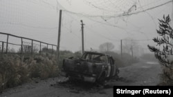 Спалений пікап під розірваною антидроновою сіткою на дорозі поблизу прифронтового міста Гуляйполе. Запорізька область. Листопад 2025 року