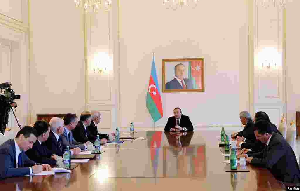 24 noyabr - Azərbaycan Xəzərdə “Ümid” adlı yeni yataqda iri həcmdə qaz aşkar edildiyini bildirdi. - Rəsmilər yataqda ən azı 200 milyard kubmetr qaz ehtiyatı olduğu deyirlər. Bundan əvvəl tapılan Şahdəniz yatağı ilə birlikdə “Ümid” yatağı Azərbaycanı neftdən başqa həm də qaz ölkəsinə çevirir.