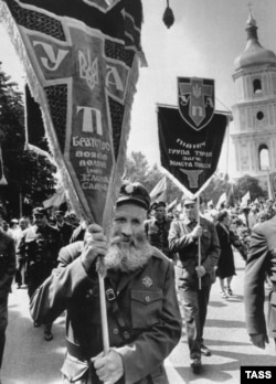 Veteran Ukrajinske pobunjeničke vojske, grupe iz Drugog svetskog rata odgovorne za masovna ubistva etničkih Poljaka i drugih na zapadu Ukrajine 1943. godine, maršira u Kijevu 1992. godine.
