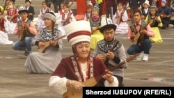 Артисты выступают во время посещения узбекской делегацией Кыргызстана. Ош, 26 октября 2016 года.