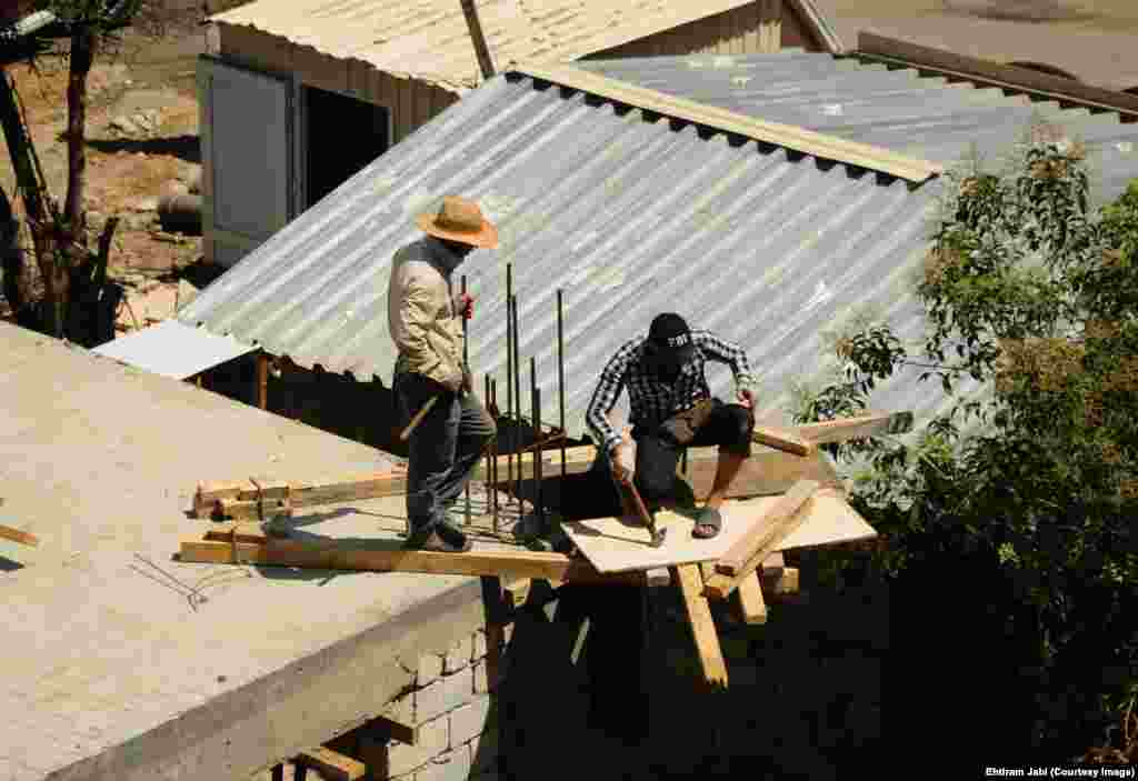 Tikintidə çalışan fəhlələr