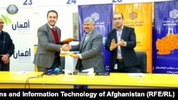 د پُست ریاست او د افغان تیليکام د مخابراتي شبکې د مسؤلینو ترمنځ د لاسلیک شوي تړون انځور.