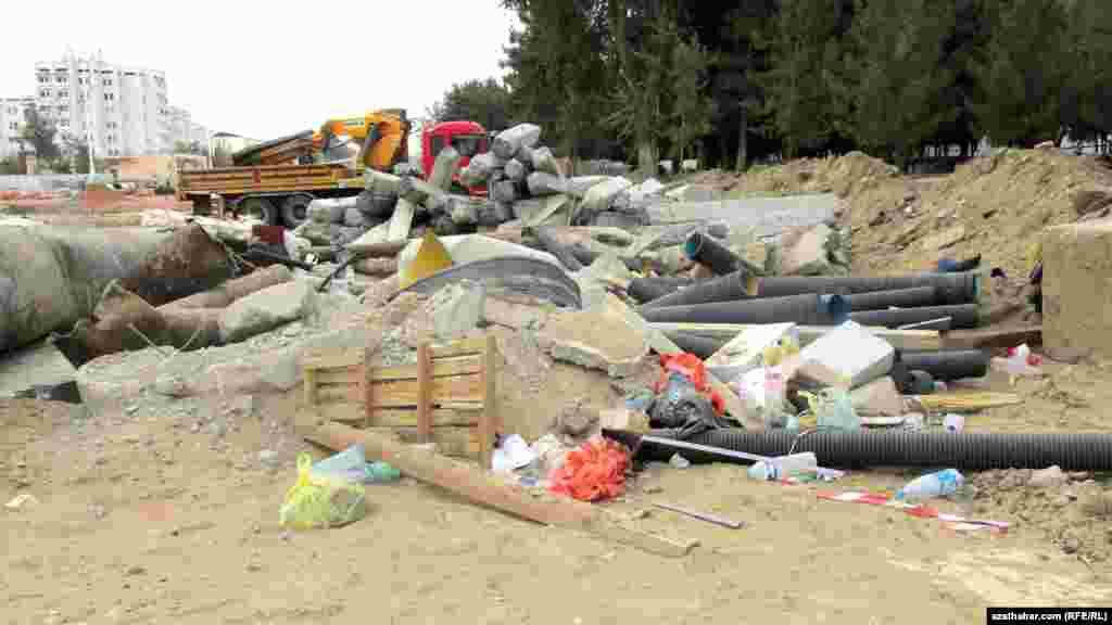 Käbir zir-zibilleriň bolsa, bazaryň golaýyndaky ýol gurluşygynda ulanylýan gurluşyk materiallarynyň galyndylarydygy bellenilýär.