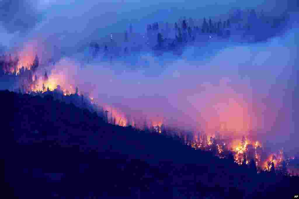 A Cascadel Woods nevű lakatlanabb területet égeti fel a Creek Fire ezen a képen.