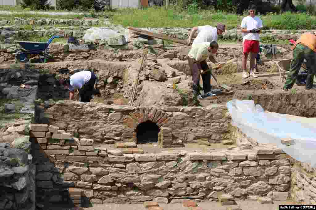 U Skelanima kod Srebrenice je u II vijeku bio važan carinski prelaz i naselje Rimski municipijum sa podnim grijanjem i mozaicima u unutrašnjim prostorijama.