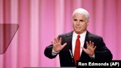 Senatyň Ýaragly gulluklar komitetiniň başlygy, respublikanlardan prezidentlige kandidat bolan Jon Makgeýn (John McCain)