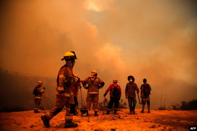 Zjarrfikësit duke punuar në zonën e një zjarri pyjor në Valparaiso, Kili, 3 shkurt 2024.