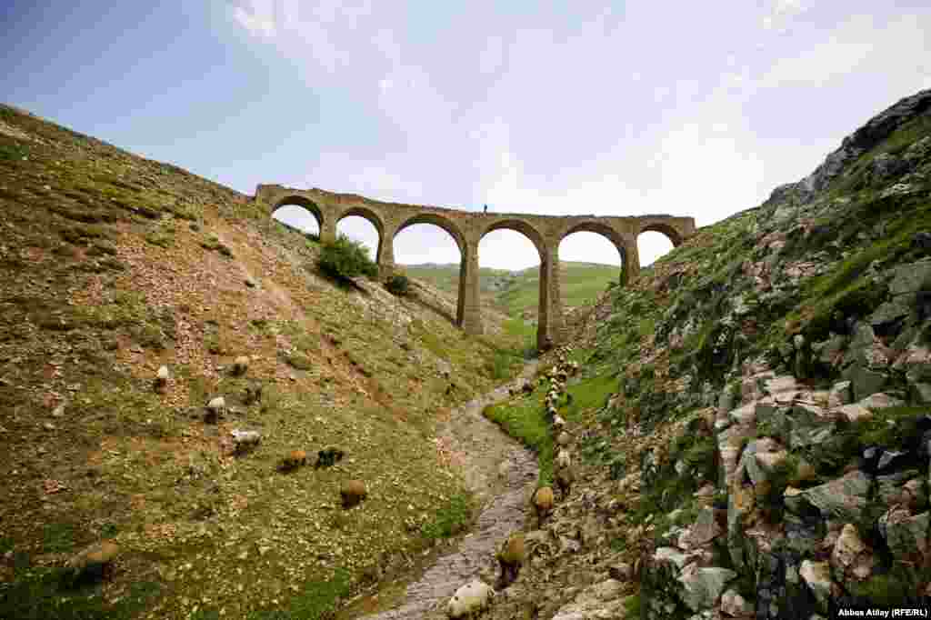 Hazırda irili-xırdalı, təqribən 6-7 körpünün bəziləri sap-sağlam ayaq üstdə dayanır. Bəziləri isə artıq çökmək ərəfəsindədir. Bu körpülər arasında xüsusi seçiləni, el arasında &laquo;Qanlı Körpü&raquo; adlananıdır. Yeddi tağlı körpünün adının &laquo;qanlı&raquo; olması, deyilənə görə, bir bədbəxt hadisədən götürülüb. Belə ki, mədəndən fəhlələrlə dolu qatar qayıdarkən bu körpünün üstündən aşıb və fəhlələrin hamısı vəfat edib. &laquo;Qanlı Körpü&raquo; &nbsp;bu hadisəyə xatırlamadır.