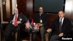 Мустафа Абдэль Джаліль крайні справа.