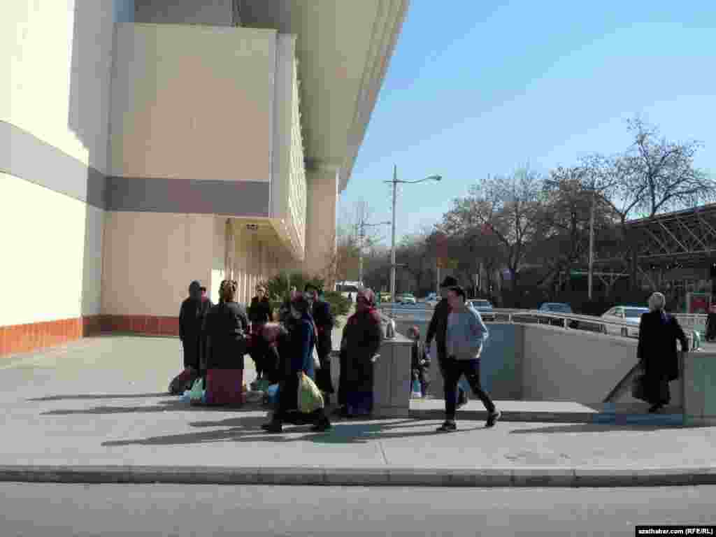 Aşgabadyň &quot;Teke bazarynyň&quot; golaýyndaky ýerasty geçelgeleriň birinden çykyp barýan ýaşaýjylar