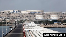 Xarq adasında neft boru kəmərləri və saxlama çənləri.