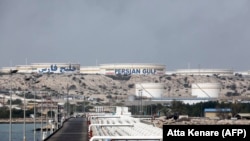 Харк аралындағы құбырлар мен мұнай қоймалары. 2017 жыл.