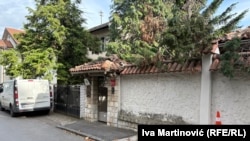 Ulaz u restoran u beogradskom naselju Senjak, u kome je 12. maja 2026. ubijen Aleksandar Nešović, u prisustvu Veselina Milića koji je nakon zločina smenjen sa mesta prvog čoveka policije u Beogradu.