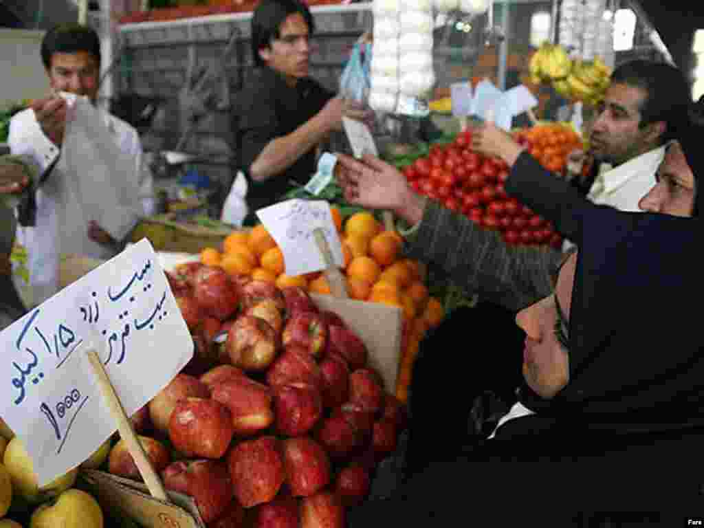 فروش میوه در بازار تهران. عکس از فارس