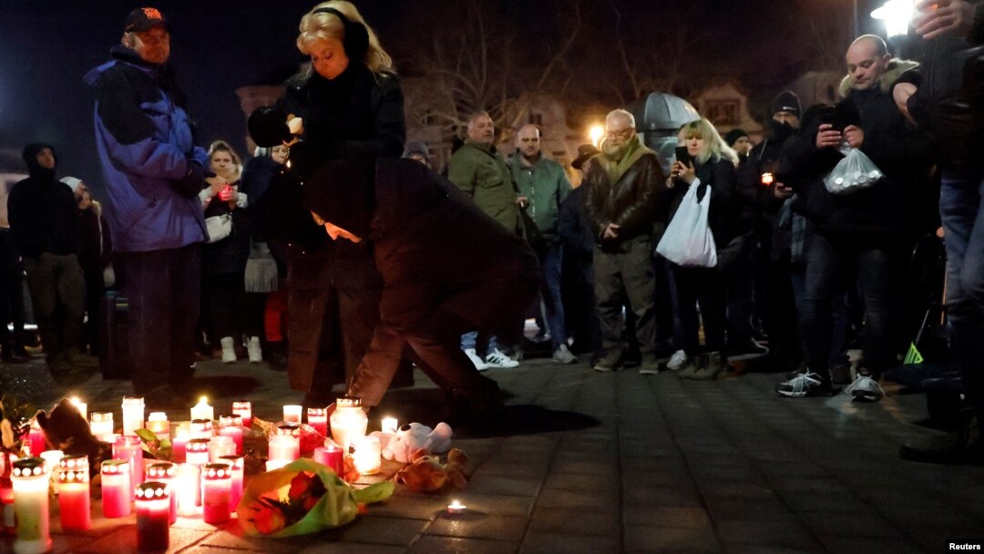 LJudi odaju počast žrtvama napada nožem u nemačkom gradu Ašafenburgu, 22. januar 2025.
