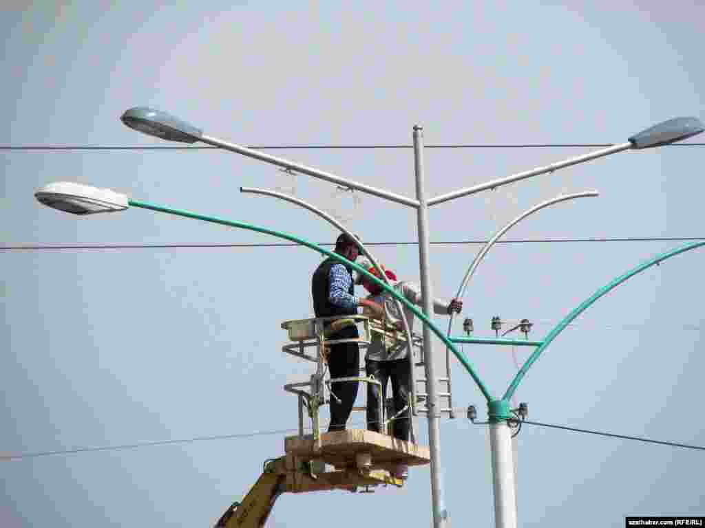 T&uuml;rkmenabat ş&auml;heriniň Zelili k&ouml;&ccedil;esinde &yacute;agtylandyryş &ccedil;yralary oturdyl&yacute;ar