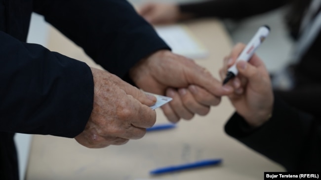 Një qytetar në një qendër votimi në Prishtinë gjatë rundit të dytë të zgjedhjeve lokale të mbajtura më 2025.