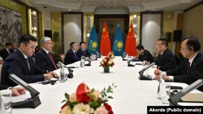 Клитор трусики бүктеледі