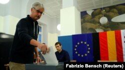 Бундестаг сайлауына дауыс беріп жатқан сайлаушы. Берлин, 24 қыркүйек 2017 жыл.