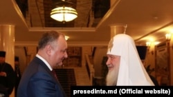 Președintele moldovean Igor Dodon preferă să pozeze lângă înalți prelați. Aici e cu patriarhul rus Chiril, 25 decembrie 2017