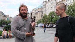 Чичваркин получает от Павленского статуэтку премии имени Гавела