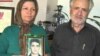 پدر و مادر سعید زینالی، عکس فرزندشان را در دست دارند.